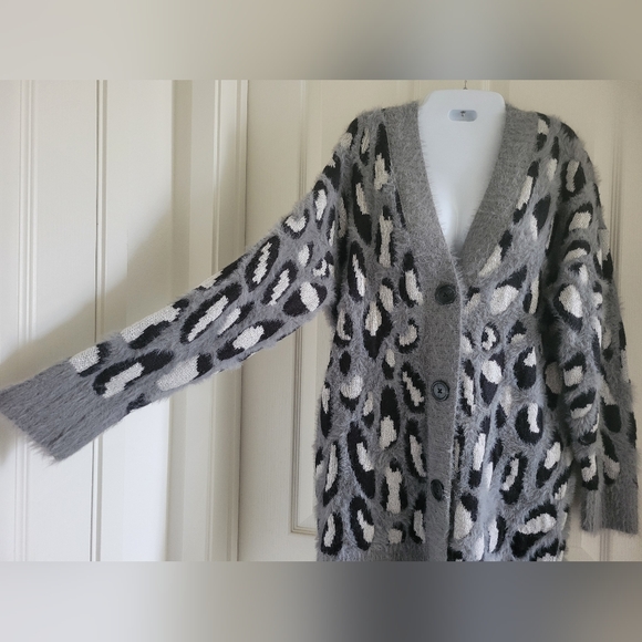 Gabrielle Union | EUC Long Gray Fuzzy Leopard Cozy Button Up Cardigan (SIZE M) - Picture 9 of 15